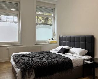 Charleville C centre - gare - aéroport - Charleroi - Schlafzimmer