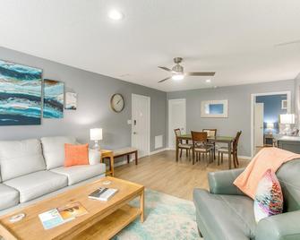Upscale St Simons Condo Sunroom and Steps to Pool! - Brunswick - Living room