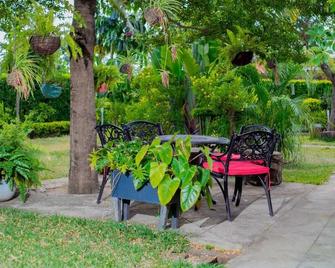 Newly completed cozy hideaway between airport and city centre. Amazing garden! - Blantyre - Patio
