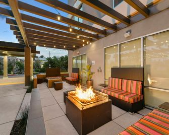 Home2 Suites by Hilton San Bernardino - San Bernardino - Binnenhof