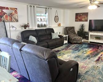 Private Lower Level Suite in Home-Sep Entrance! - Freeport - Wohnzimmer
