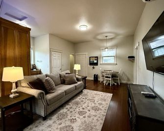 Claim Jumpers Cottage - Baker City - Living room