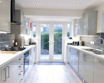 Wonderful 2-bed cottage in the popular and ever pleasant Old Town area for 4 - Eastbourne - Kitchen
