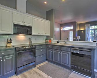 Pet-Friendly Home with Grill, 2 Mi to Autzen Stadium - Springfield - Kitchen