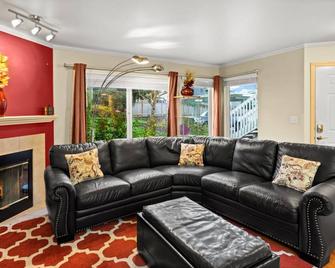 5 minutes to the restaurants , shopping center and Lake! - Lake Stevens - Living room