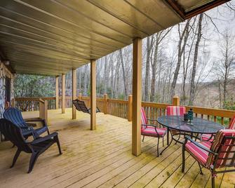 Mountain-View Robbinsville Cabin with Hot Tub! - Robbinsville - Patio