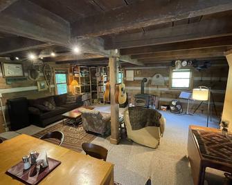 Secluded Cabin on 16 Beautiful Acres in NW Brown County! - Morgantown - Living room