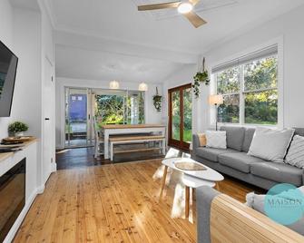 Modern Character Filled Cottage - Wallsend - Living room