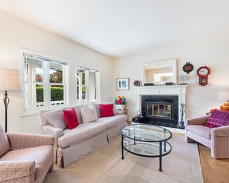 Charming Farm House Downtown St. Helena! 3bedrooms/3baths Permit # PL24-042 - Saint Helena - Salon