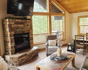 Spacious Wooded Getaway Cabin near McCall - New Meadows - Living room