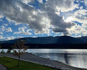 Akiskinook at Windermere Lake - Private beach access - New pool and hot tub now open! - Windermere - Piscina
