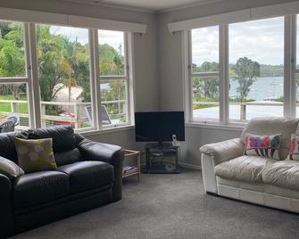 A Genuine Comfortable Kiwi Bach - Waitangi - Pokój dzienny