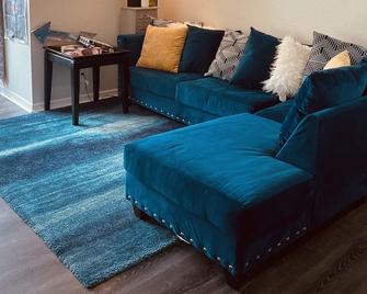 '22 Tuesdays! 122 Every Tuesday In 2022 1bdr Condo W/ Sun Area G Bathroom - Margate - Living room