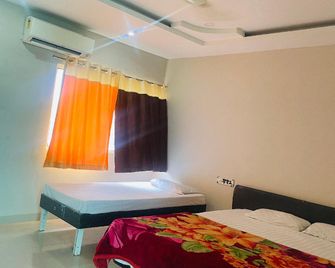 Hotel Shree Lok - Ujjain - Bedroom