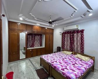Quaint 9-bedroom bungalow with WiFi, AC in Visakhapatnam - Visakhapatnam - Bedroom