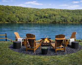 River Cottage w 2 Story covered deck w/ 2 firepits, Coffee bar & outdoor TV area - Franklin - Patio