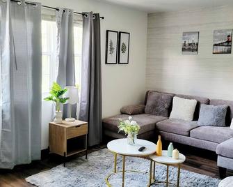 Cozy 2-bedroom & 1.5 Baths apartment in enchanting Baltimore with WiFi, AC - Baltimore - Living room