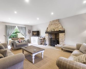 Cherry House - sleeps 8 guests in 4 bedrooms - Thornham - Living room