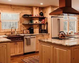 Secluded Luxury Cabin with Hot Tub, 10 mins from Cobourg Beach - Cobourg - Küche