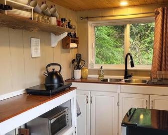 Frolander Bay Resort - Tiny Cottages - Powell River - Kitchen