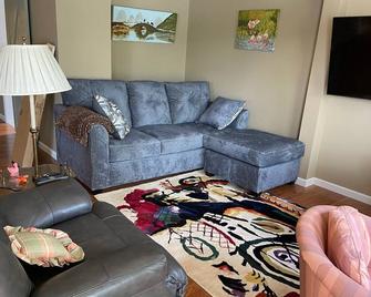Lakefront home. completed in 7/23- beautifully furnished. - Belleville - Living room