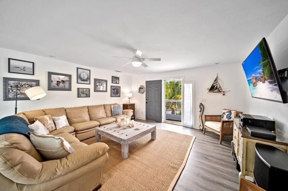 Now open for Winter and Huge Price Reduction! Book Today! - קאפטיבה - סלון