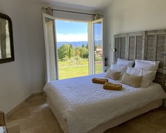 Large House, Gordes , Heated Swimming Pool , View Over Goult, Roussillon - Joucas - Schlafzimmer
