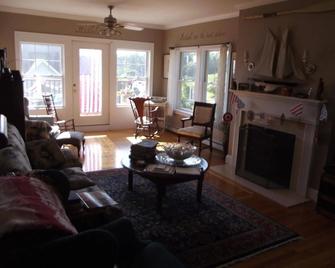 Josephine's on the Bay Bed and Breakfast - Hull - Huiskamer