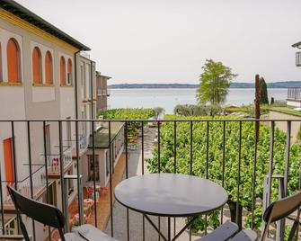 Hotel Mavino - סירמיונה - מרפסת