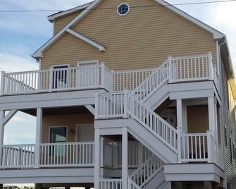 Oceanfront 2 family house 1st floor unit, newer, beach front, parking, badges - Toms River - Gebäude