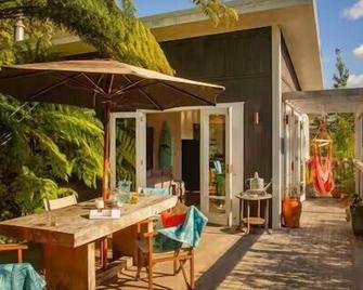 Hosts on the Coast - Tairua Treehouse - Tairua - Innenhof