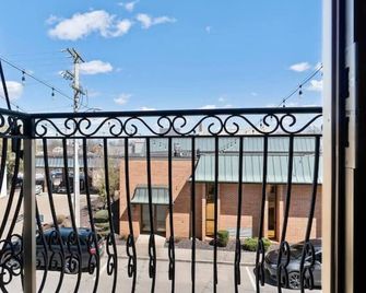 Urban Loft #7 Blue · Downtown Urban Loft Above Restaurants & Boutiques - Perryville - Balcony