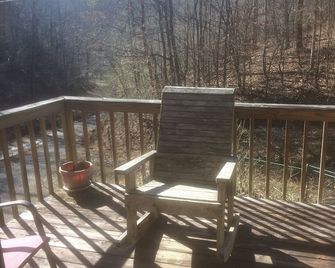 Farm Adventure: 100 acres! Fishing, hiking, animals, horses - Walland - Balcón