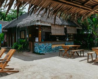 Mad Monkey Hostel Siargao - General Luna - Patio