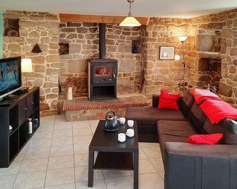 Two-Bedroom Holiday Home In Plouhinec - Plouhinec - Salon