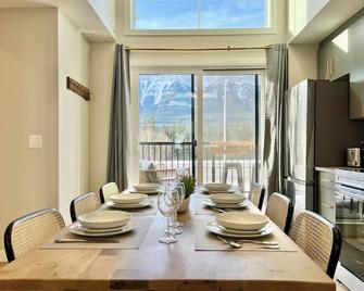 Stunning View New Townhome Sleeps 11 AC and Hot Tub - Harvie Heights - Dining room