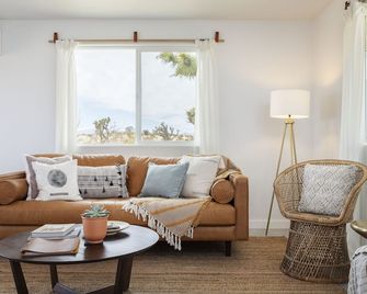 Mojave Mesa - Desert Views & Desert Style 1 Bedroom Home by RedAwning - Landers - Living room