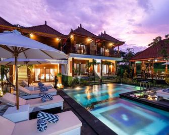 Lembongan Cempaka Villa & Restaurant - Nusa Penida - Pool