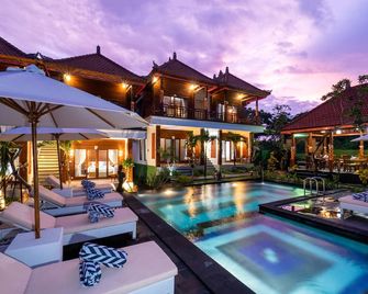 Lembongan Cempaka Villa & Restaurant - נוסה פנידה - בריכה