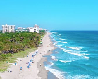 Beachside 2br 2ba - Pool & Balcony - Steps To Boca Beach - Boca Raton - Beach