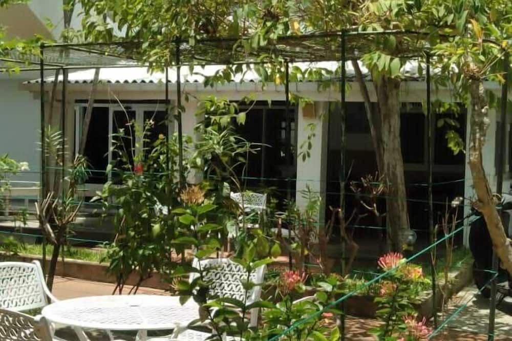 Milano Tourist Rest - Anuradhapura - Patio
