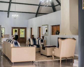 Mount Shekinah Country Hotel - Howick - Obývací pokoj