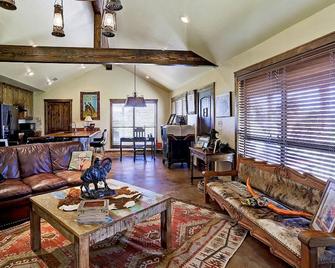Country living in a private home - Giddings - Living room