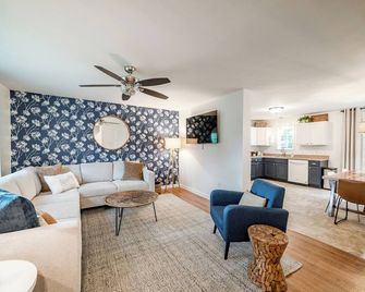 Family + Pet Friendly Home that Gives Back! - Lynchburg - Living room