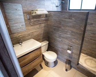Inaki Uhi Hotel - Hanga Roa - Phòng tắm
