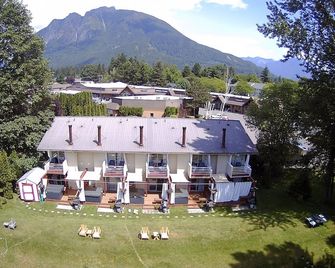North Bend Escapes All Moon River Suites and Family/ Friends Reunion - North Bend - Building