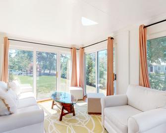 Lucky Number Seven - Chatham - Living room