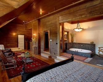 Mccloud River Mercantile Hotel - McCloud - Living room
