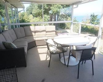 Oceanfront spacious 6-bedroom house in Parksville with beach access - Parksville - Outdoors view