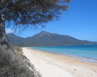 Hazards Homestay, a recently refurbished holiday home, 5 minutes drive to town. - Coles Bay - Beach
